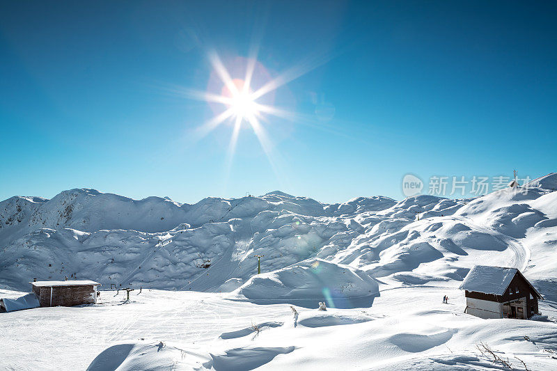 田园诗般的冬日里的滑雪道