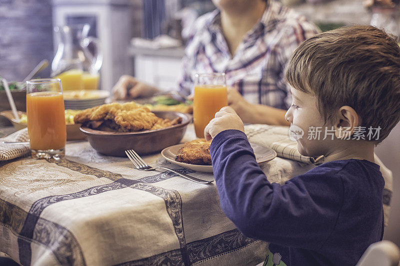 吃香肠炸肉排配土豆和绿色沙拉