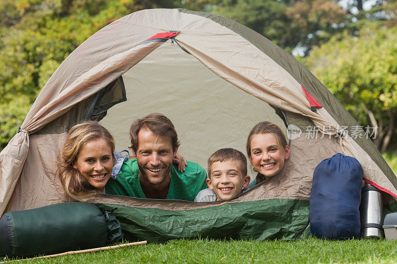 欢乐的一家人在帐篷里一起玩乐