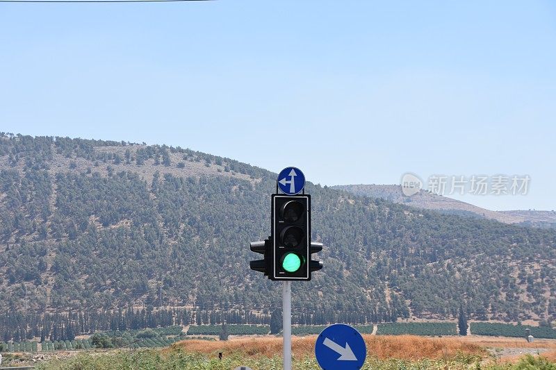 以色列北部山区背景上的一个红绿灯