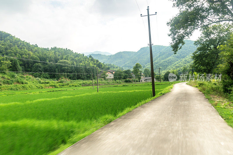 阳光灿烂的日子里的混凝土乡村公路