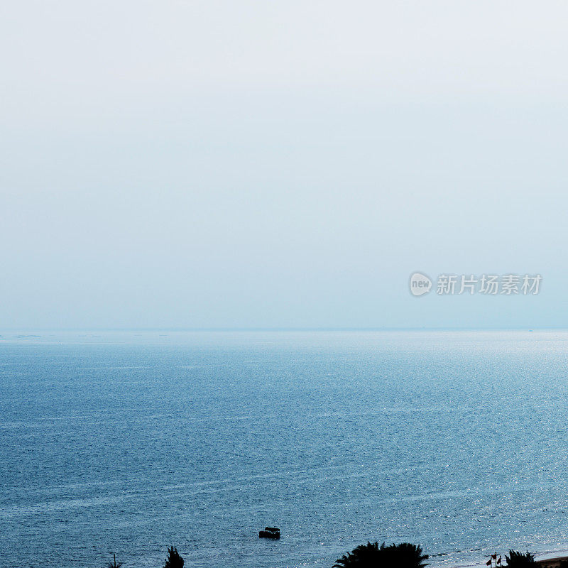 有雾的早晨蓝色的大海