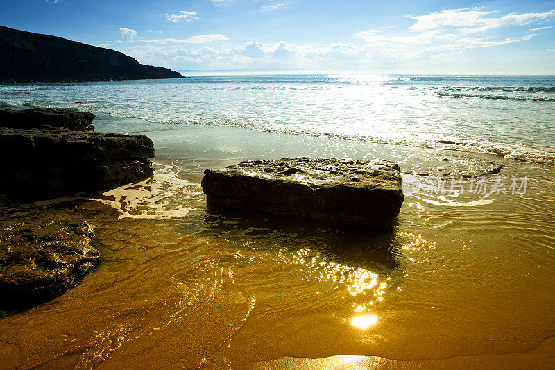 阳光闪烁的岩石海岸