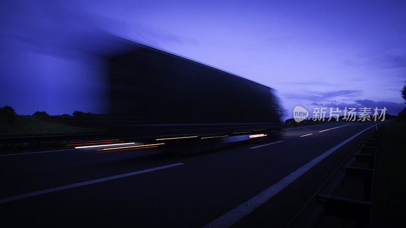 道路上的夜晚:高速公路上模糊的汽车