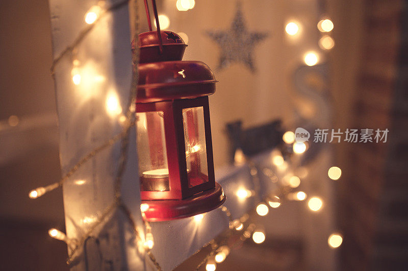 灯笼和圣诞灯在黑暗中燃烧。