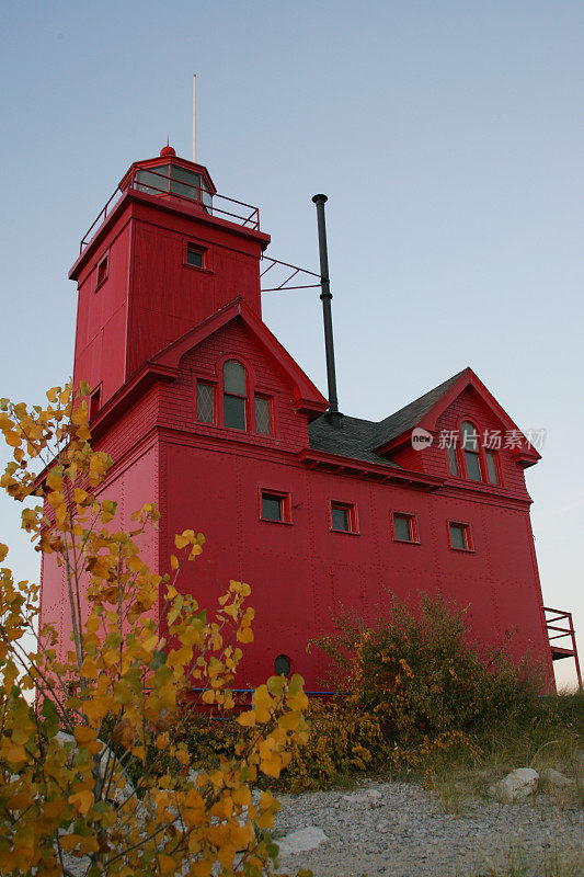 密歇根州荷兰湾的大红色灯塔