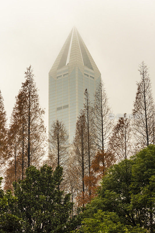 雾蒙蒙的上海摩天大楼