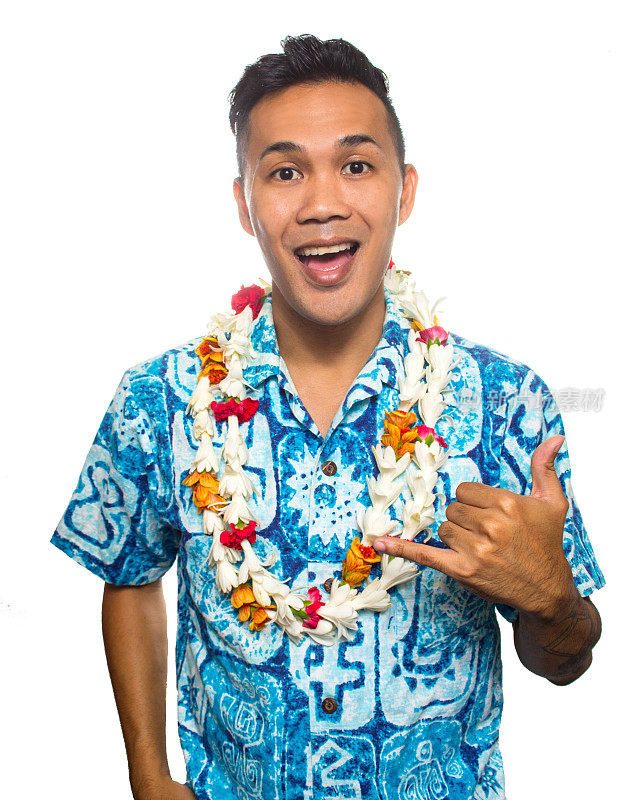 穿夏威夷衬衫的夏威夷男人