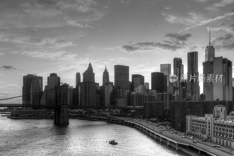 纽约市曼哈顿市中心摩天大楼的黑白天际线