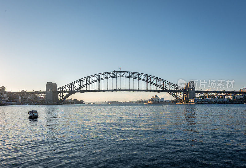 悉尼歌剧院和悉尼海港大桥上美丽的日出。从悉尼北部的蓝点保留地观看。