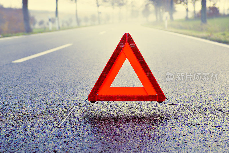 恶劣天气驾驶-迷雾道路上的三角警告