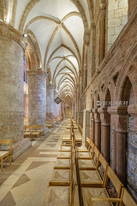 建于1137年的圣马格努斯大教堂耸立在苏格兰奥克尼群岛的主要城镇柯克沃尔的天际线上。