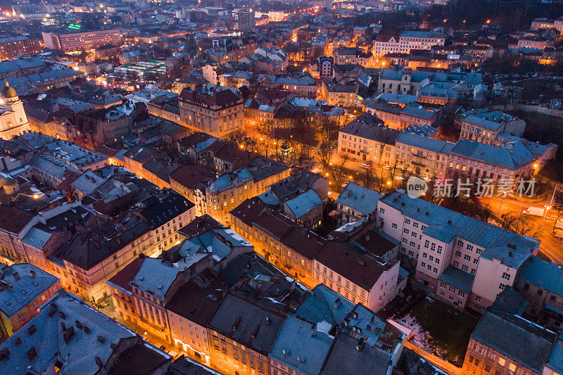 暮色中的古老欧洲城市全景。鸟瞰。