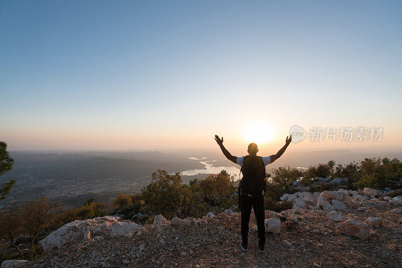 登山者从山顶欣赏风景