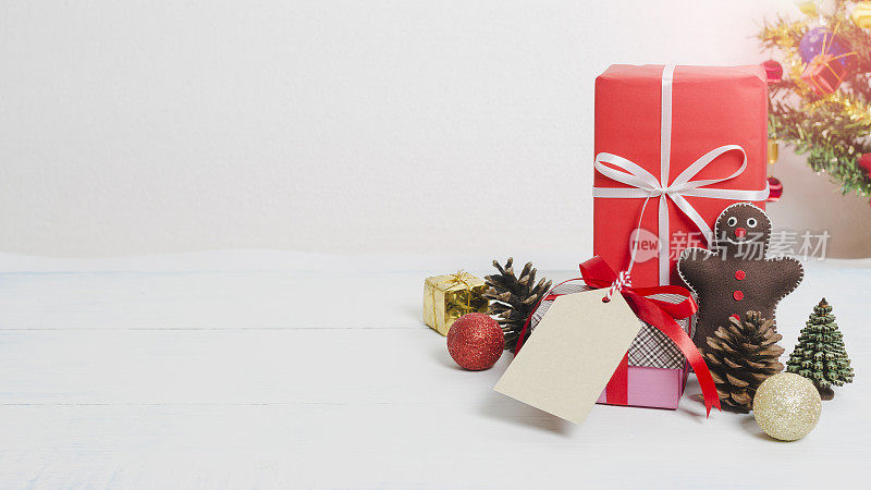 圣诞和新年节日礼盒装饰装饰在白色的木桌与雪花效果和复制空间背景。礼物和祝贺的概念。