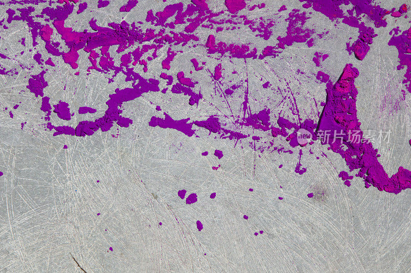 水泥背景纹理上的紫色染料
