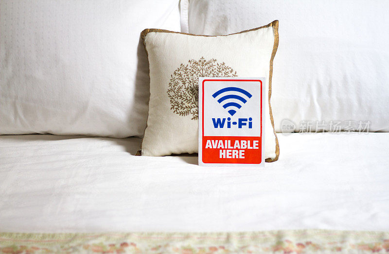 白色床单上写着“这里有Wi-Fi”