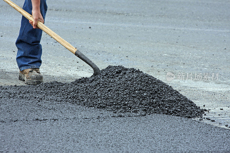 在公路维修现场铲热沥青