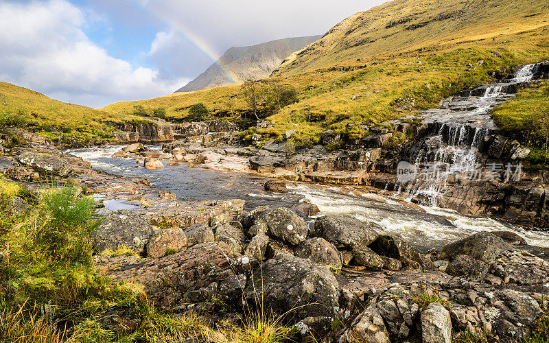 在格兰科，苏格兰的风景与瀑布和彩虹