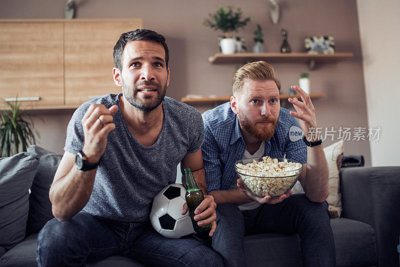 两个男人在看足球比赛