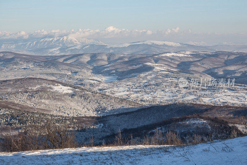 白雪覆盖的山丘是童话般的风景