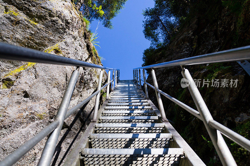 奥地利施拉德明，阿尔卑斯小道上的阶梯穿过地狱峡谷