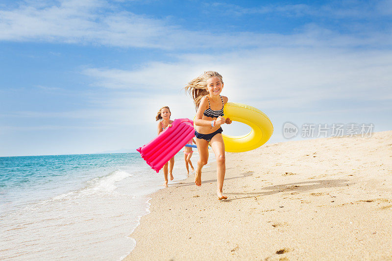 快乐的孩子们在夏天阳光明媚的海滩上赛跑