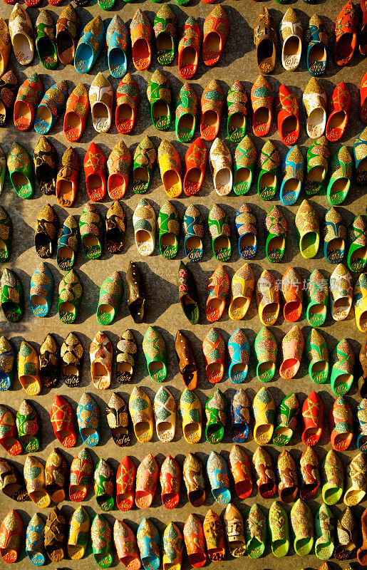 鞋子堆放在非斯皮革厂附近的一家商店里