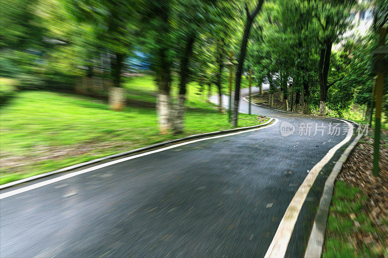 柏油路与树木在动态模糊