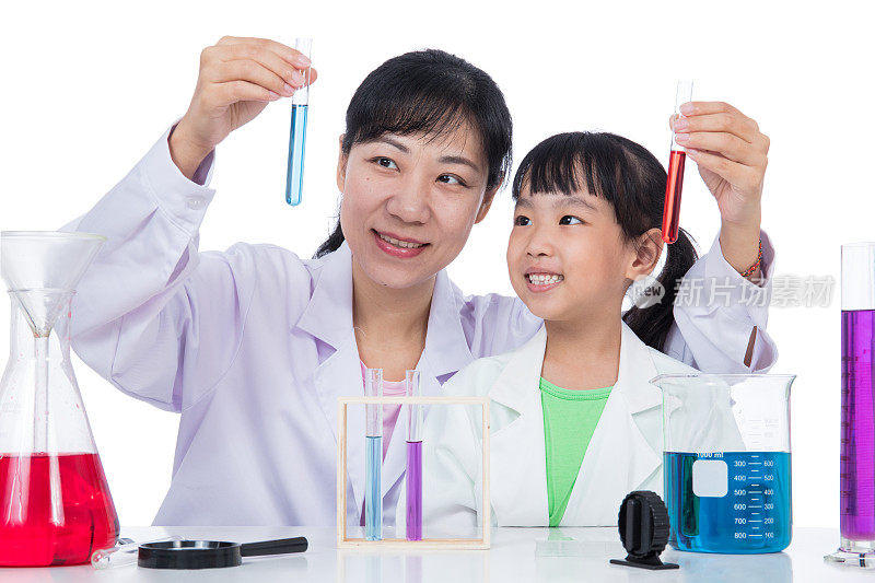 亚洲华人教师和小学生女孩与试管工作