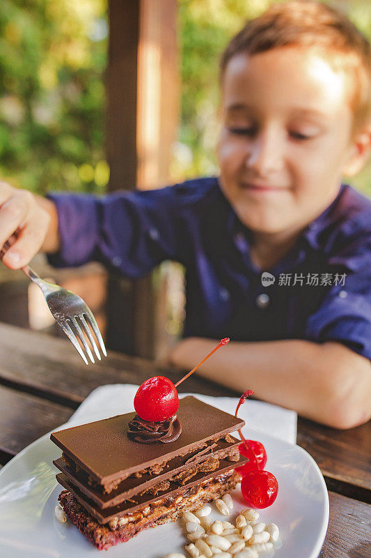 吃巧克力蛋糕的男孩