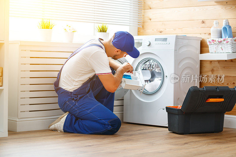 水管工在洗衣房修理洗衣机