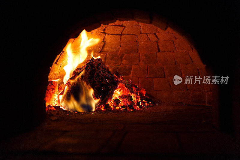 在传统烤箱中生火做饭