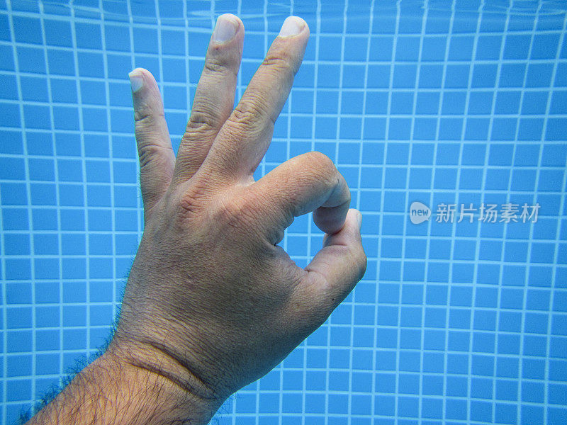 在水下的男人用ok的手势