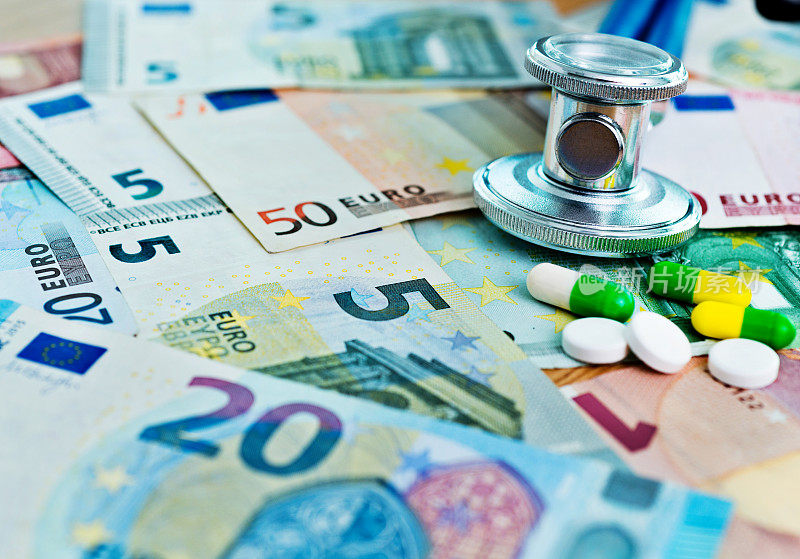 欧盟货币上的听诊器和药片