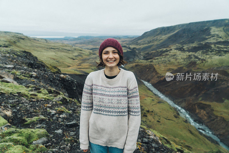 在海弗斯山谷附近行走的女人