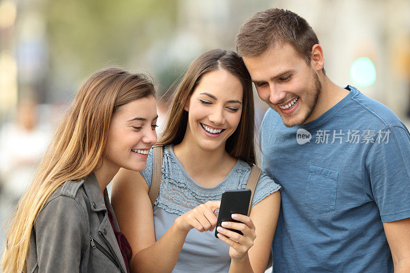 一群快乐的朋友用智能手机