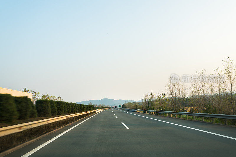 高速公路在阳光下变得模糊