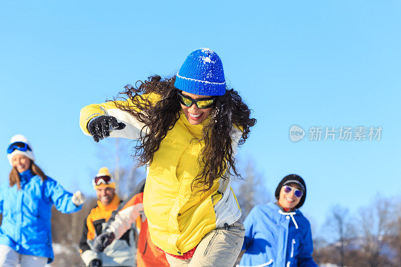 在雪中嬉戏的游客