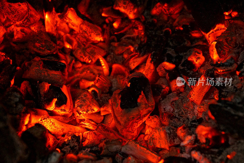 炭火产生的黑红的热量