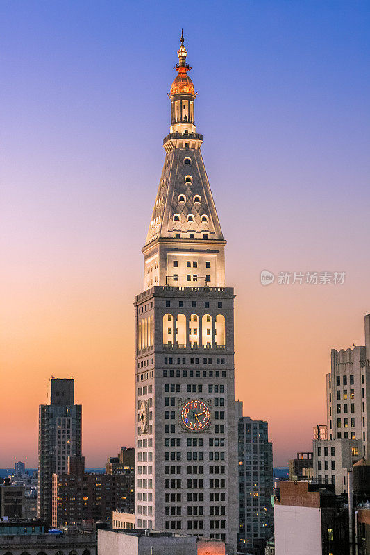 都市人寿保险公司大厦和纽约天际线与曼哈顿中城摩天大楼在日落与橙蓝色晴朗的天空。