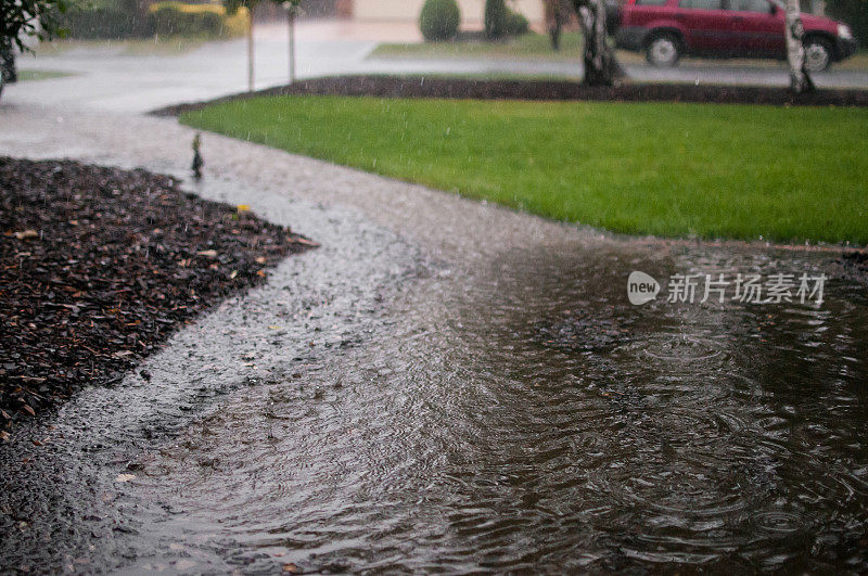 大雨造成洪水和水坑