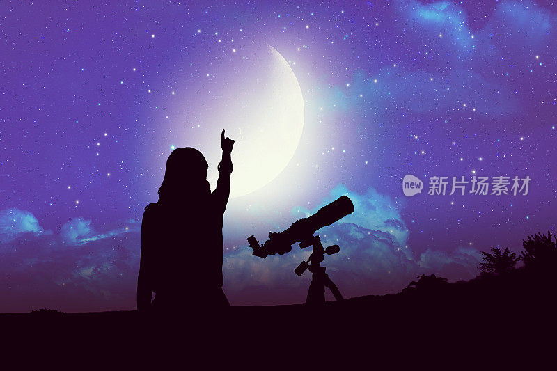 一个女孩的剪影旁边的天文望远镜与月亮和银河系的星星。这张照片的元素是我的天文学作品。