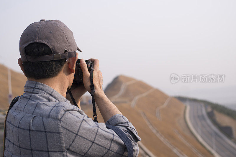 拍摄山路的男摄影师