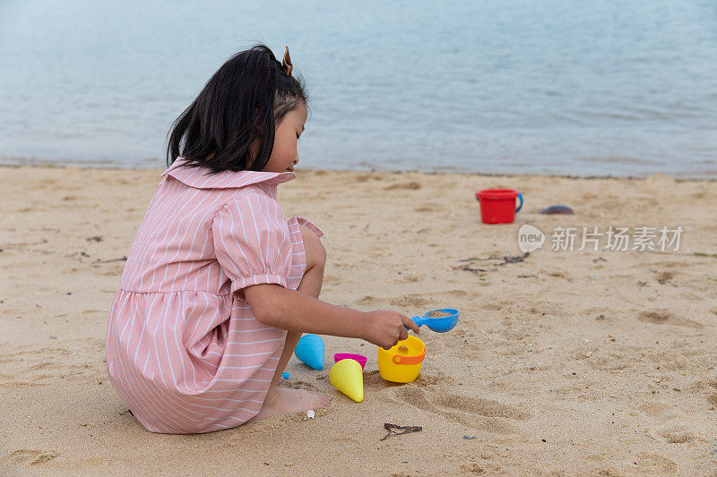 女孩在沙滩上玩耍