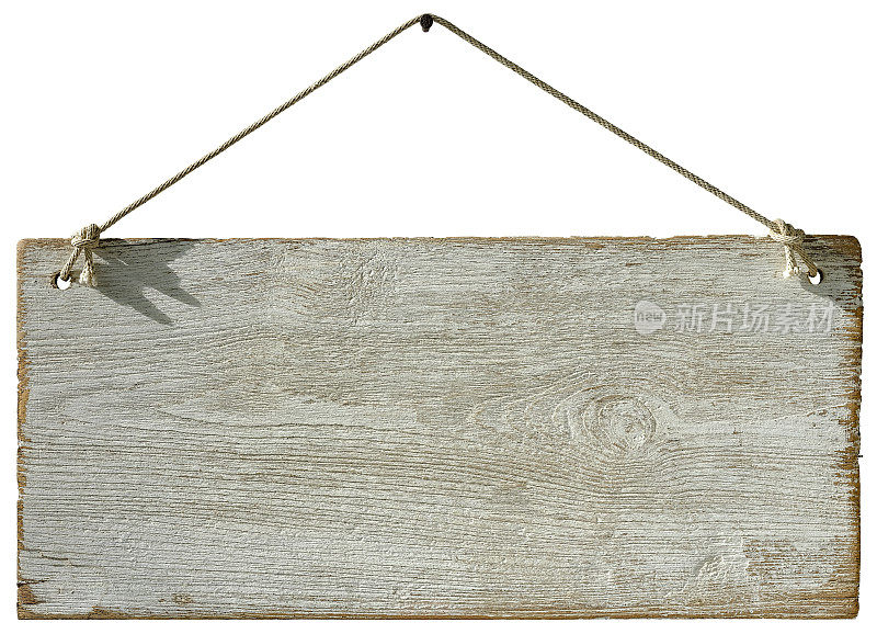 旧的风化磨损的白色木牌标牌面板，用旧绳子挂在生锈的钉子上，孤立在白色，夹径包括。