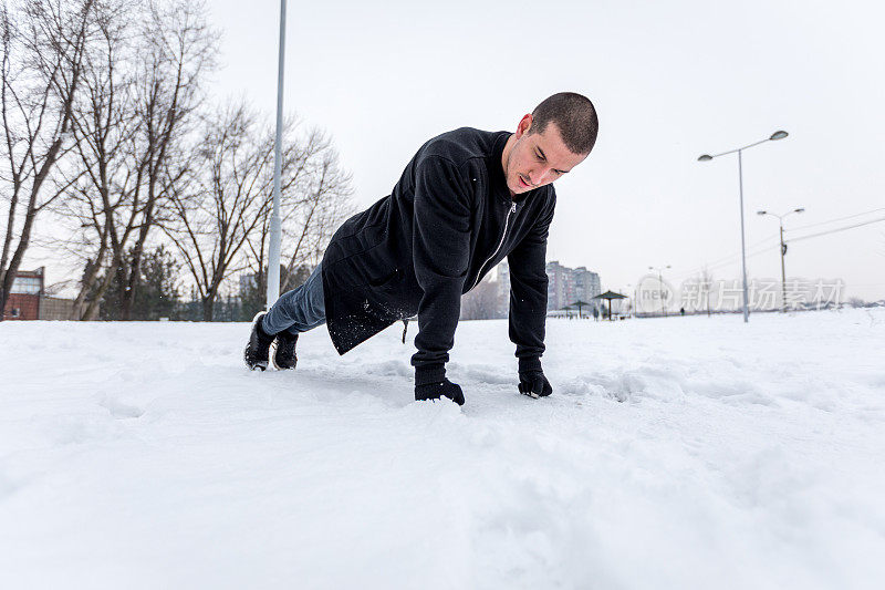 在雪地里做俯卧撑