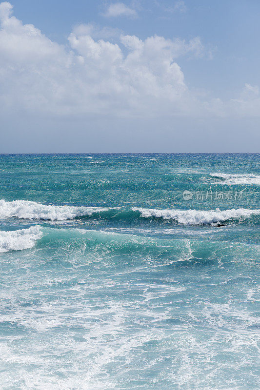 加勒比海滩上的海浪