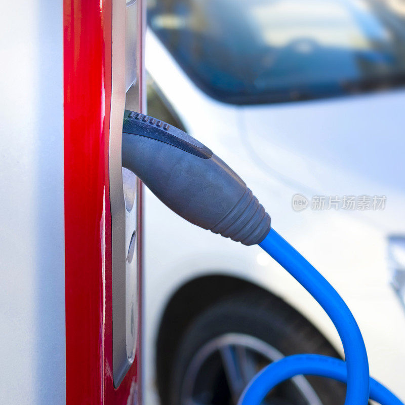 电动汽车充电站采用蓝色插头电缆供电