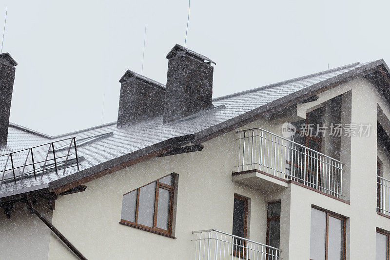 下雨天居民楼的屋顶